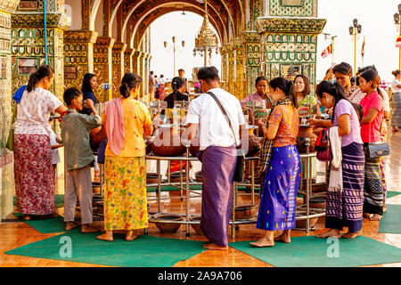 Buddisti di Acqua Potabile da pentole di creta, Su Taung Pagoda Pyae, Mandalay Hill, Mandalay Myanmar. Foto Stock