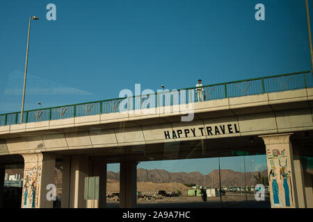 Hurghada, Egitto, 28 Aprile 2008: custodito un convoglio di autobus turistici di foglie per Luxor. Foto Stock