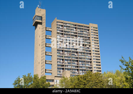 Trellick Tower, un iconico alto appartamento Brutalist blocco, Golborne Road, North Kensington, West London, England, Regno Unito. Architetto: Erno Goldfinger Foto Stock