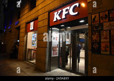 Spagna. Xiii Nov, 2019. KFC Kentucky Fried Chicken ristorante visto in Madrid. Credito: Giovanni Miilner SOPA/images/ZUMA filo/Alamy Live News Foto Stock