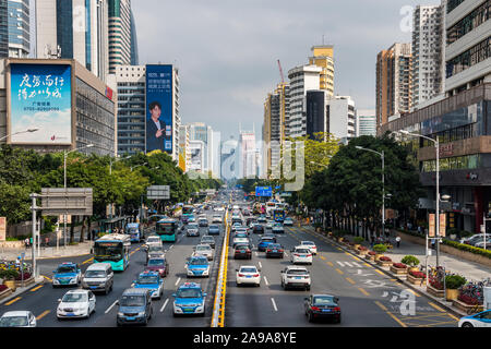 Street View di bella dall'alto in Shennan Boulevard, una delle strade trafficate di Shenzhen in Cina. Foto Stock