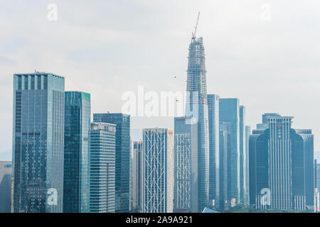 Bellissimo dall'alto a Shenzhen in Cina, vista dal parco Lianhuashan. Foto Stock