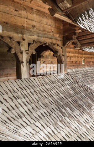 Il monastero di Săpânța-Peri, Maramureș, Romania, costruito in un tradizionale stile nel1997. Tetto in legno Scandole Foto Stock