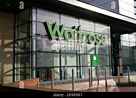 Il vetro frontale in ingresso a un supermarket Waitrose in Egham Berkshire REGNO UNITO Foto Stock