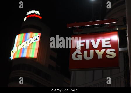 Novembre 13, 2019, Spagna: cinque ragazzi logo che si vede in un ristorante a Madrid. (Credito Immagine: © Giovanni Miilner/SOPA immagini via ZUMA filo) Foto Stock