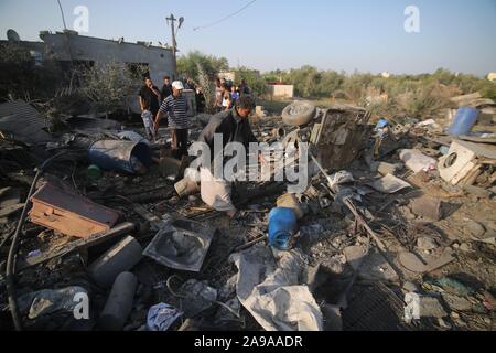 La striscia di Gaza. Xiv Nov, 2019. Palestinesi ispezionare la casa danneggiata distrutti in un attacco aereo israeliano, a Deir al-Balah, centrale della striscia di Gaza, nov. 14, 2019. Sei palestinesi sono stati uccisi nella zona centrale della striscia di Gaza città di Deir el-Ballah come una guerra israeliano jet ha colpito un Jihad islamica leader's house inizio giovedì. Credito: Khaled Omar/Xinhua/Alamy Live News Foto Stock