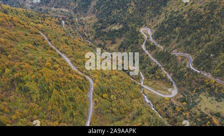 (191114) -- CHENGDU, nov. 14, 2019 (Xinhua) -- Foto aeree prese su 24 Ottobre, 2019 mostra parte del n. 318 autostrada nazionale sulla montagna Sejila sull'autostrada Sichuan-Tibet. Il Sichuan-Tibet autostrada, che è stato messo in funzione il 25 dicembre 1954 ed ha una lunghezza di oltre 2.000 chilometri. Negli ultimi 65 anni, i governi centrali e locali hanno investito molto per sollevare l'autostrada della capacità di traffico e di sicurezza. Oltre ad avere più gallerie e ponti, quasi tutte le sezioni dell'autostrada sono state allargate e asfaltate. (Xinhua/Jiang Hongjing) Foto Stock