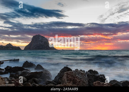 Piccolo molo in legno in Cala d'Hort bay e vista di Es Vedra Island, isola di Ibiza, Spagna Foto Stock