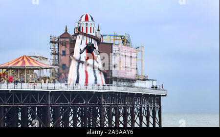 Richard Browning tenta di rompere il suo Guinness World Record per la massima velocità in un corpo-getto controllato il motore powered suit vicino al molo di Brighton. Foto Stock