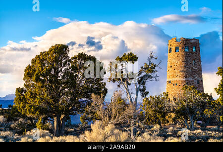 Vista del deserto torre di avvistamento al di sopra del Grand Canyon in Arizona Foto Stock