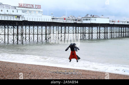 Richard Browning tenta di rompere il suo Guinness World Record per la massima velocità in un corpo-getto controllato il motore powered suit vicino al molo di Brighton. Foto di PA. Picture Data: giovedì 14 novembre, 2019. Vedere PA storia avventura Browning. Foto di credito dovrebbe leggere: Gareth Fuller/PA FILO Foto Stock