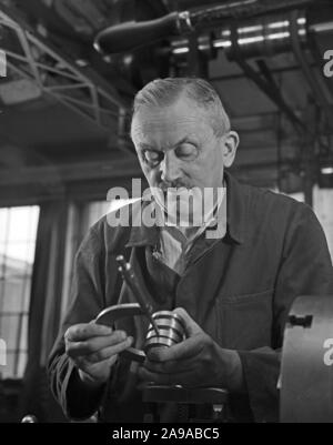 Lavoratore in una fabbrica hall a Mercedes Benz a Stoccarda in Germania 1930s. Foto Stock