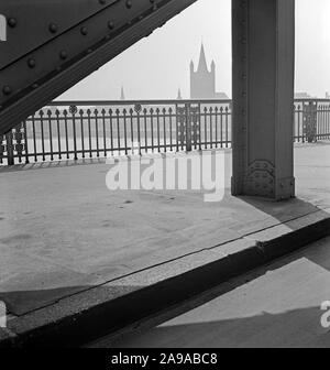 La balaustra in filigrana a Hindenburg ponte sul fiume Reno da Deutz per la città di Colonia con vista verso la chiesa di San Martino, Germania 1930s. Foto Stock