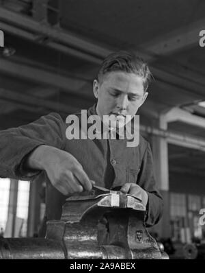 Lavoratore in una fabbrica hall a Mercedes Benz a Stoccarda in Germania 1930s. Foto Stock