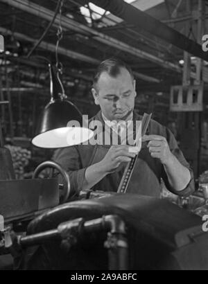 Lavoratore in una fabbrica hall a Mercedes Benz a Stoccarda in Germania 1930s. Foto Stock