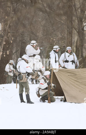 San Pietroburgo (Russia) - 23 Febbraio 2017: militare ricostruzione storica degli eventi della II Guerra Mondiale. La truppa di soldati tedeschi del Wehrmac Foto Stock