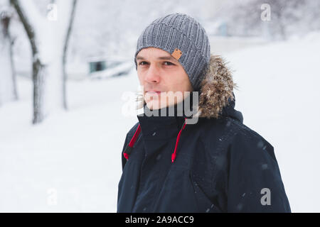 Ritratto di giovane uomo nel paesaggio invernale Foto Stock