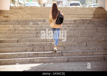 Bella donna di andare a casa dopo la sua passeggiata Foto Stock