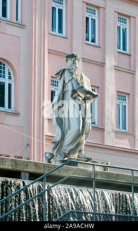 Stile classico statua al Haus des Meeres Aqua Zoo di Terra square, Vienna, Austria Foto Stock