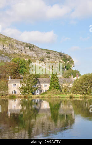 Kilnsey Crag e allevamento di trote, North Yorkshire Foto Stock