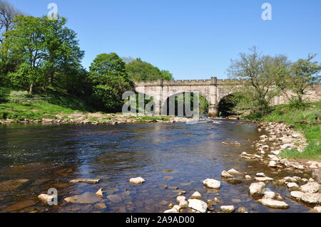 Passerella a corona, Barden, Fiume Wharfe, North Yorkshire Foto Stock