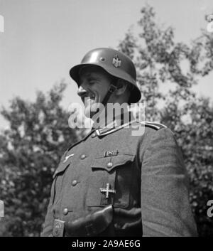 Un caporale della Wehrmacht con la sua decorazione "Baltenkreuz', è stato insignito con la Reichswehr, Germania 1930s. Foto Stock