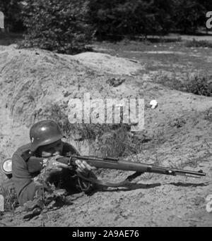 I soldati della Wehrmacht di formazione presso un esercizio di massa, Germania 1930s. Foto Stock