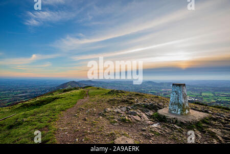 Il punto di triangolazione a Worcestershire Beacon nelle Malvern Hills al tramonto, Worcestershire Foto Stock