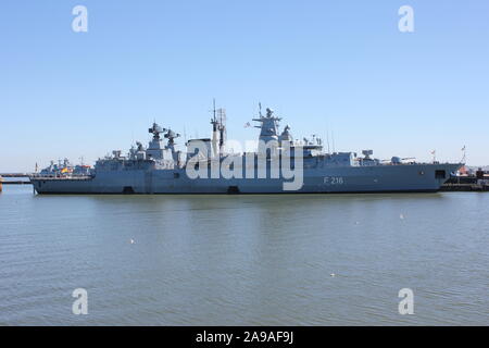 Fregata tedesco F 216 SCHLESWIG-HOLSTEIN ormeggiato a Wilhelmshaven, Germania Foto Stock