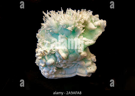 Aragonite è un carbonato minerale, uno dei tre più comuni che si verificano naturalmente forme di cristallo di carbonato di calcio CaCO3 fotografate con la Natur Foto Stock