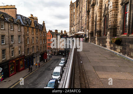 Street View di Edimburgo famoso West Bow & Victoria da Johnston Terrace, luminose facciate colorate e muratura in pietra su edifici storici: Edimburgo. Foto Stock