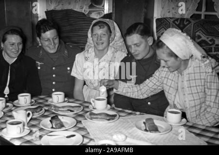 People shopping al mercato di tipo Karlsbad, 1930s. Foto Stock