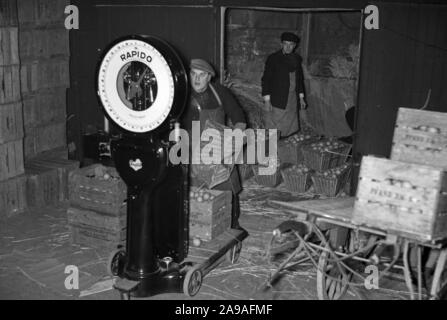 People shopping al mercato di tipo Karlsbad, 1930s. Foto Stock