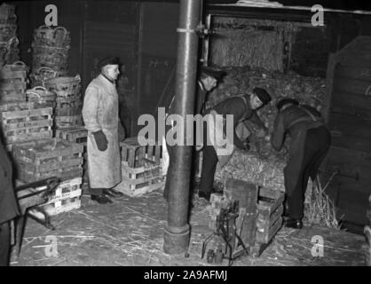 People shopping al mercato di tipo Karlsbad, 1930s. Foto Stock