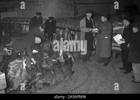 People shopping al mercato di tipo Karlsbad, 1930s. Foto Stock