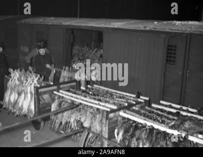 People shopping al mercato di tipo Karlsbad, 1930s. Foto Stock