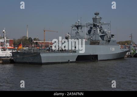 Il tedesco Corvette F 261 MAGDEBURG ormeggiato a Wilhelmshaven Base Navale, Germania Foto Stock