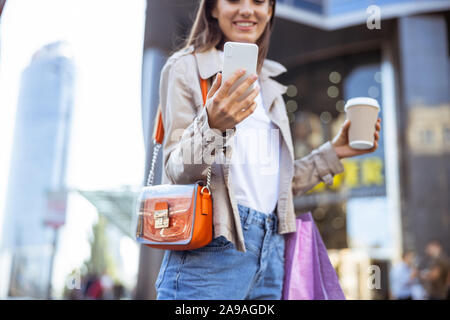 La finitura della donna la sua giornata di shopping nel centro cittadino Foto Stock