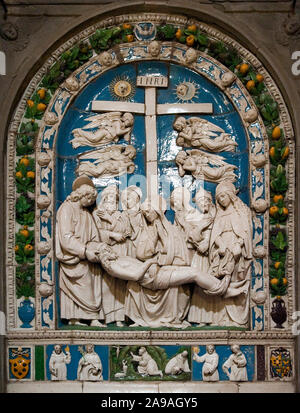 Italia Toscana Casentino Bibbiena - Chiesa di San Lorenzo - Deposizione - terracotta invetriata di Andrea della Robbia Foto Stock