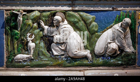 Italia Toscana Casentino Bibbiena - Chiesa di San Lorenzo - Deposizione: Bassorilievo sotto la vetrata Terracatta da Andrea della Robbia - San Francesco - ( San Francesco ) Foto Stock