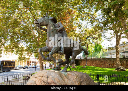 Pony Express monumento statua, seconda e J Street, Città Vecchia, Sacramento, California, Stati Uniti d'America. Stati Uniti d'America Foto Stock