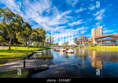 Adelaide, Australia - 4 Agosto 2019: centro città vista sullo skyline di nuovo allo Skycity Casino in costruzione nel centro visti attraverso il Riverbank su un d Foto Stock