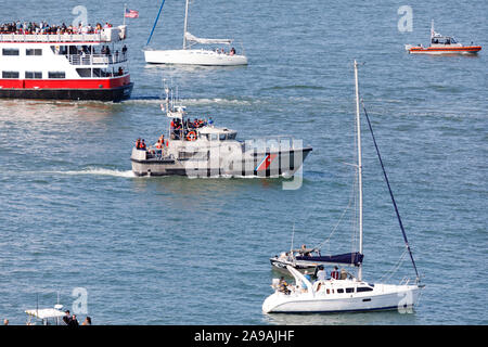 Motore USCG scialuppa di salvataggio 47292, crociere attraverso la baia di San Francisco durante la settimana della flotta 2019. In California, Stati Uniti d'America. Stati Uniti d'America Foto Stock