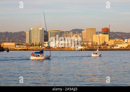 Yachts voce home a Oakland marina come il sole tramonta. In California, Stati Uniti d'America. Stati Uniti d'America Foto Stock