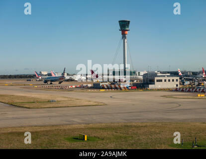 Il controllo del traffico aereo e della torre di aeromobili parcheggiati all'Aeroporto Heathrow di Londra, England, Regno Unito Foto Stock