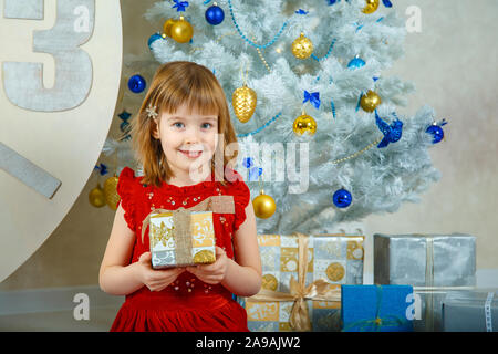 Ragazza Masha tenendo una scatola con un regalo e sorridente Foto Stock