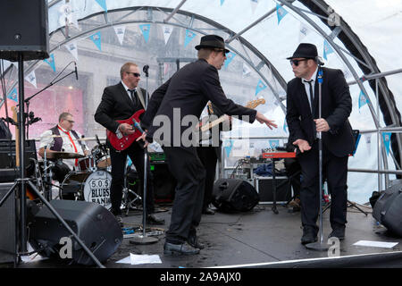 Colin Elsam alias "Joliet Jake Blues", e Ricky Owen come "J Elwood Blues", compiendo con la 5.0.5. Blues Band, al 2019 Regents Street Motor Show Foto Stock