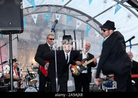 Colin Elsam alias "Joliet Jake Blues", e Ricky Owen come "J Elwood Blues", compiendo con la 5.0.5. Blues Band, al 2019 Regents Street Motor Show Foto Stock