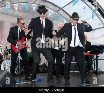 Colin Elsam alias "Joliet Jake Blues", e Ricky Owen come "J Elwood Blues", compiendo con la 5.0.5. Blues Band, al 2019 Regents Street Motor Show Foto Stock