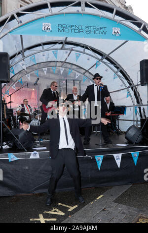 Colin Elsam alias "Joliet Jake Blues", e Ricky Owen come "J Elwood Blues", compiendo con la 5.0.5. Blues Band, al 2019 Regents Street Motor Show Foto Stock